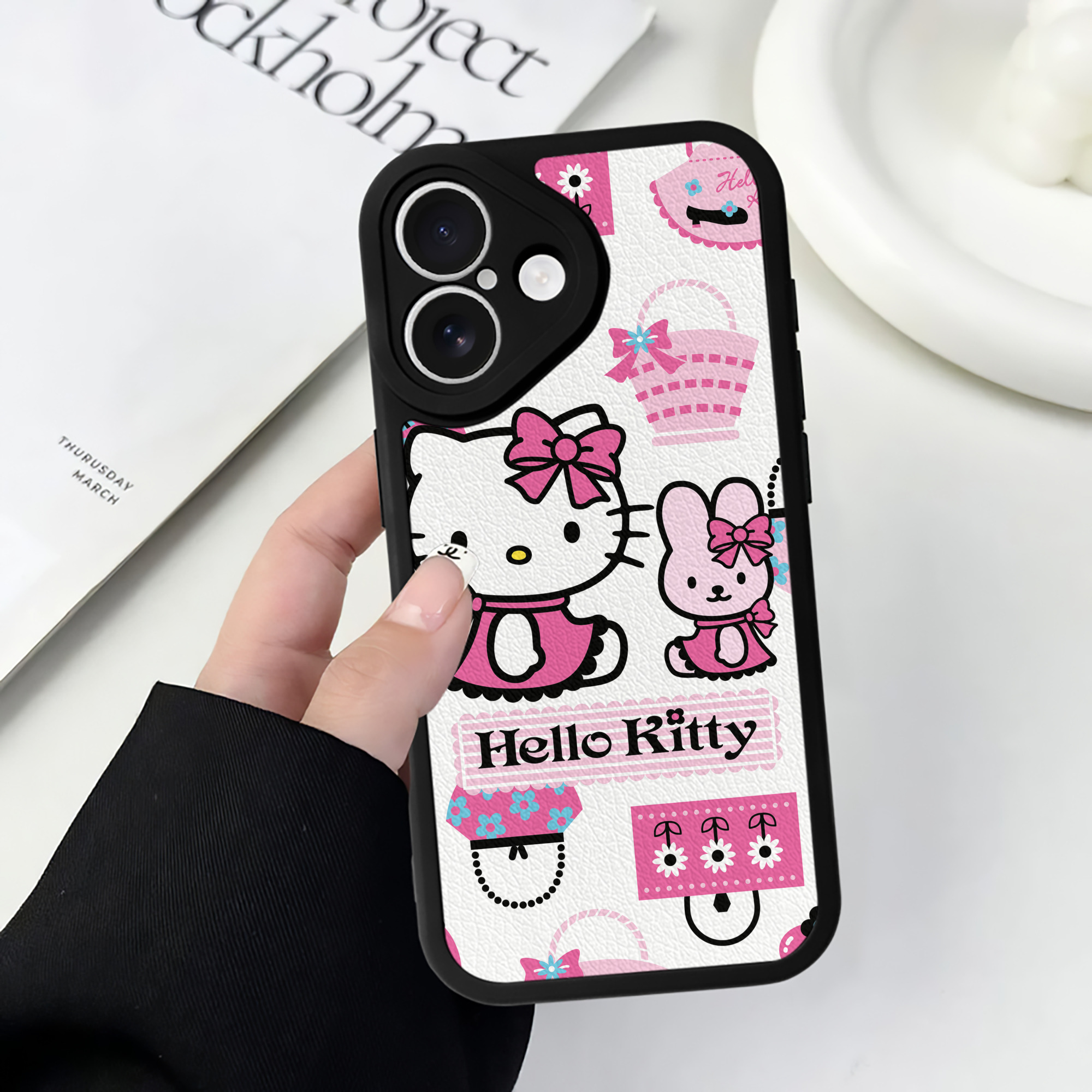 （画像用） Hello Kitty ハローキティ 【iPhone 16シリーズ対応】シリコンスマホケース（レザー調） 材質：シリコン